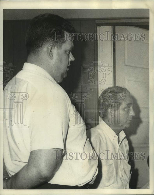 1968 Press Photo Mike's Bar Police Raid - M.E. Milton and John Santucci- Historic Images