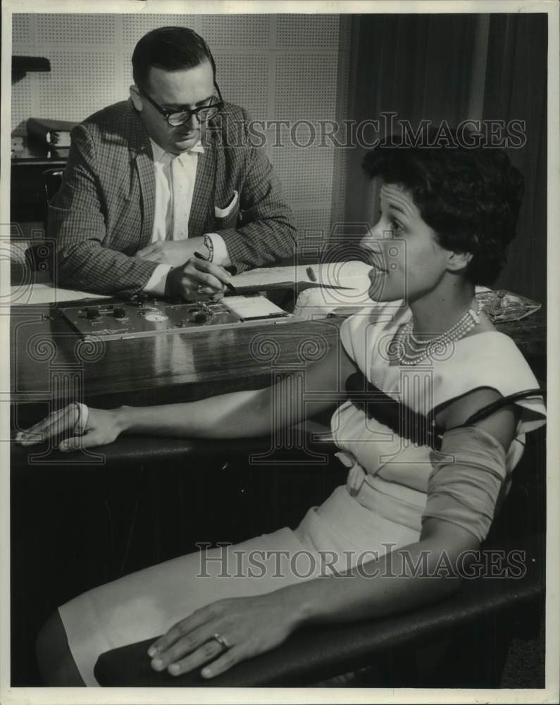 Load image into Gallery viewer, 1962 Press Photo Lie Detector -Sergeant James W. Kreubbe and Mrs. Floyd Joffrion
