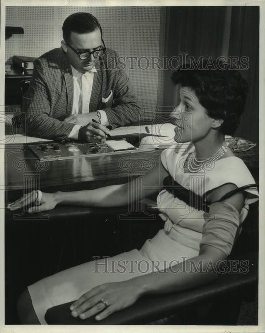 1962 Press Photo Lie Detector -Sergeant James W. Kreubbe and Mrs. Floyd Joffrion