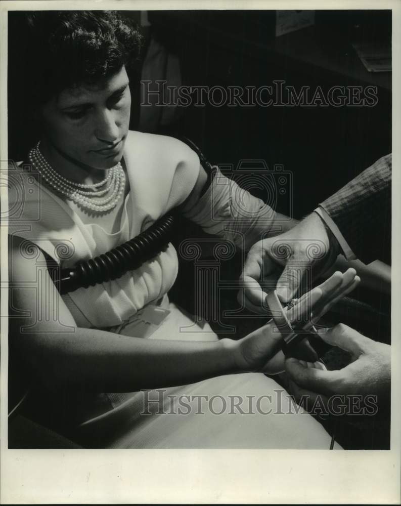 Load image into Gallery viewer, 1962 Press Photo New Orleans Police - James Kruebbe Administers Polygraph

