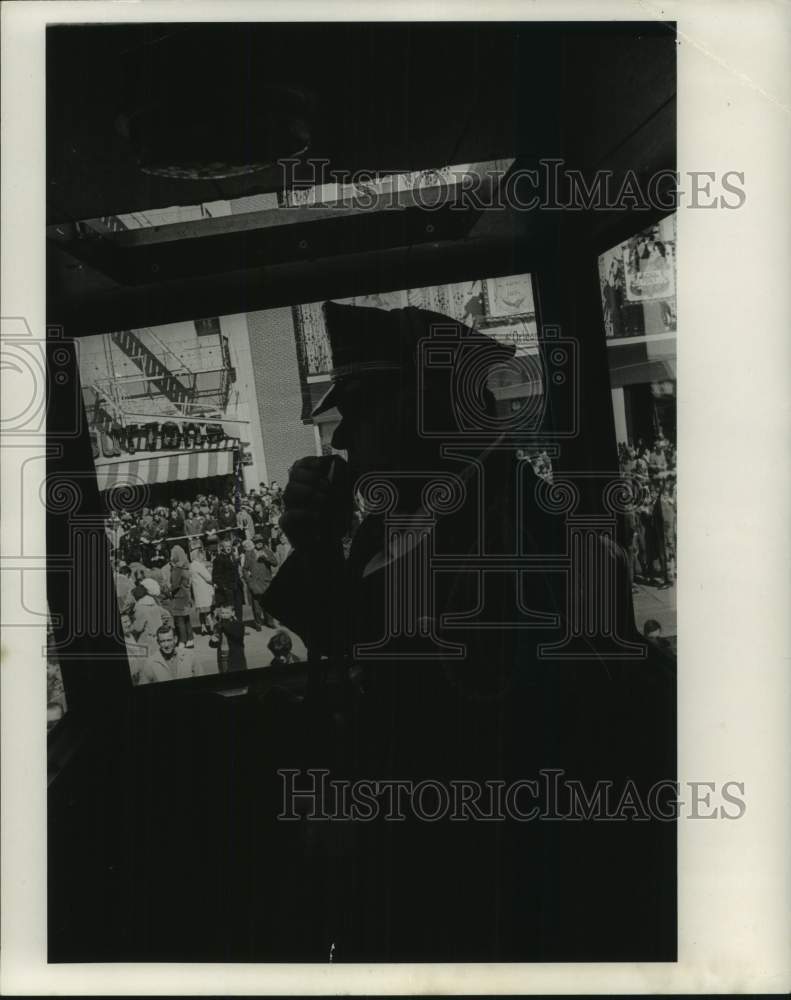 Load image into Gallery viewer, 1969 Press Photo Police Sgt. George Dedual's silhouette is foreground of crowd
