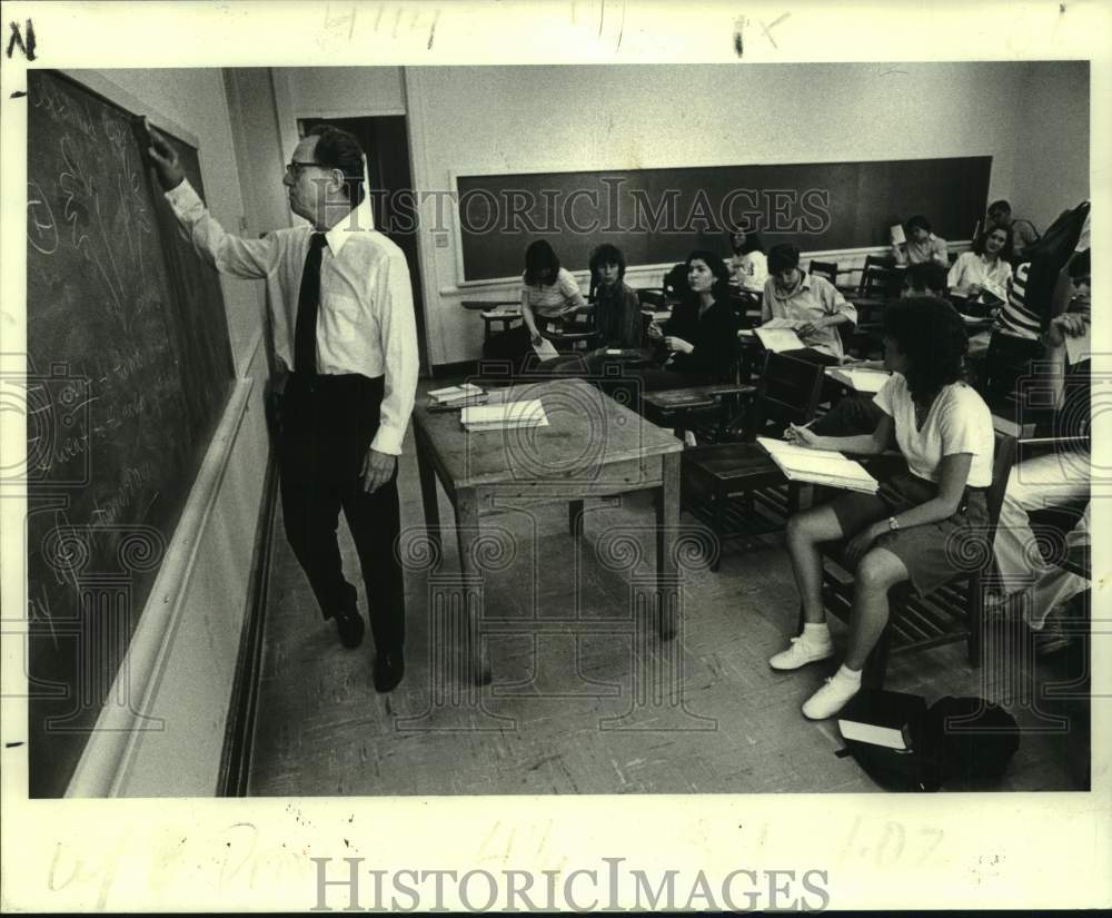 1983 Press Photo Professor Edward Partridge discusses Shakespeare&#39;s &#39;Othello&#39;- Historic Images