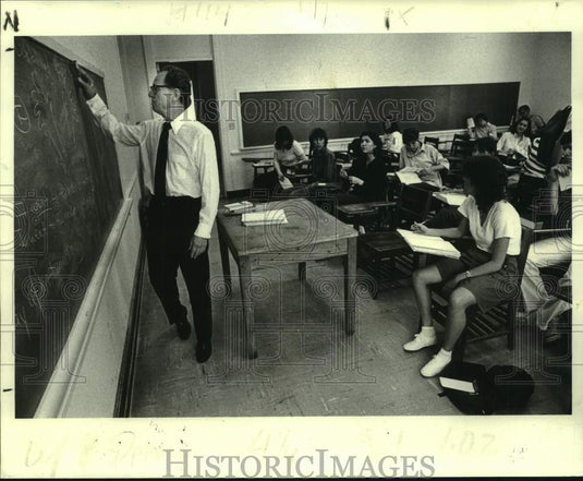 1983 Press Photo Professor Edward Partridge discusses Shakespeare's 'Othello'- Historic Images
