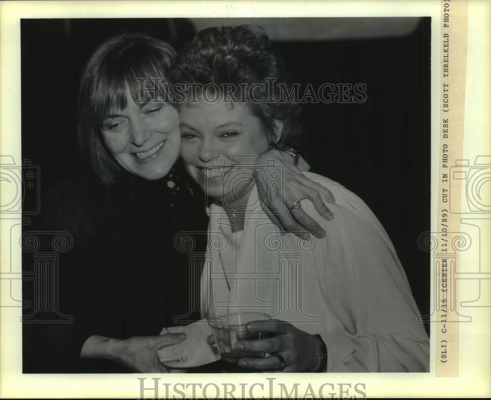 1989 Press Photo Suzanne Parsons and Margaret Diez embrace- Historic Images