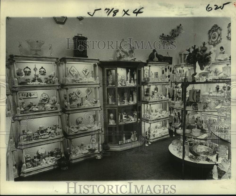 1976 Press Photo Displays of Elegant Products at Heritage House - Historic Images