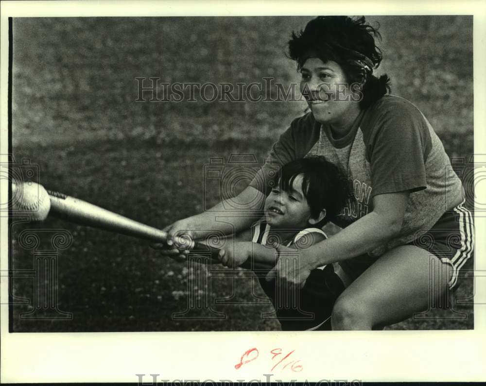 1986 Press Photo Alain & Edith Arguelles play softball at City Park, Louisiana- Historic Images
