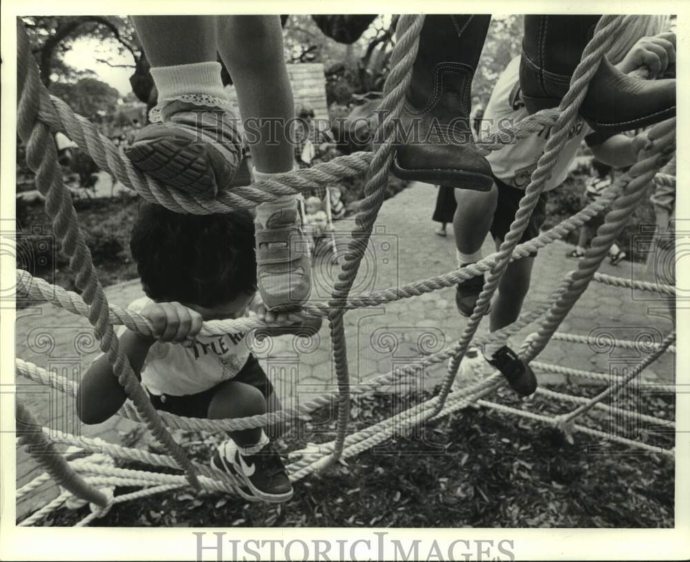 1981 Press Photo Children climb rope ladder at a playground- Historic Images