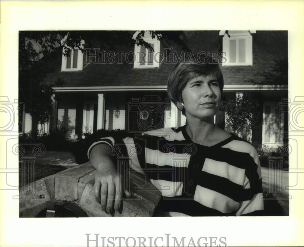 1992 Press Photo Mary Stein Stand by House in Metairie Upper Middle Class Area- Historic Images