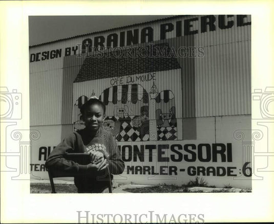 1995 Press Photo Araina Pierce with her art entry to the "Young 'n Arts"- Historic Images