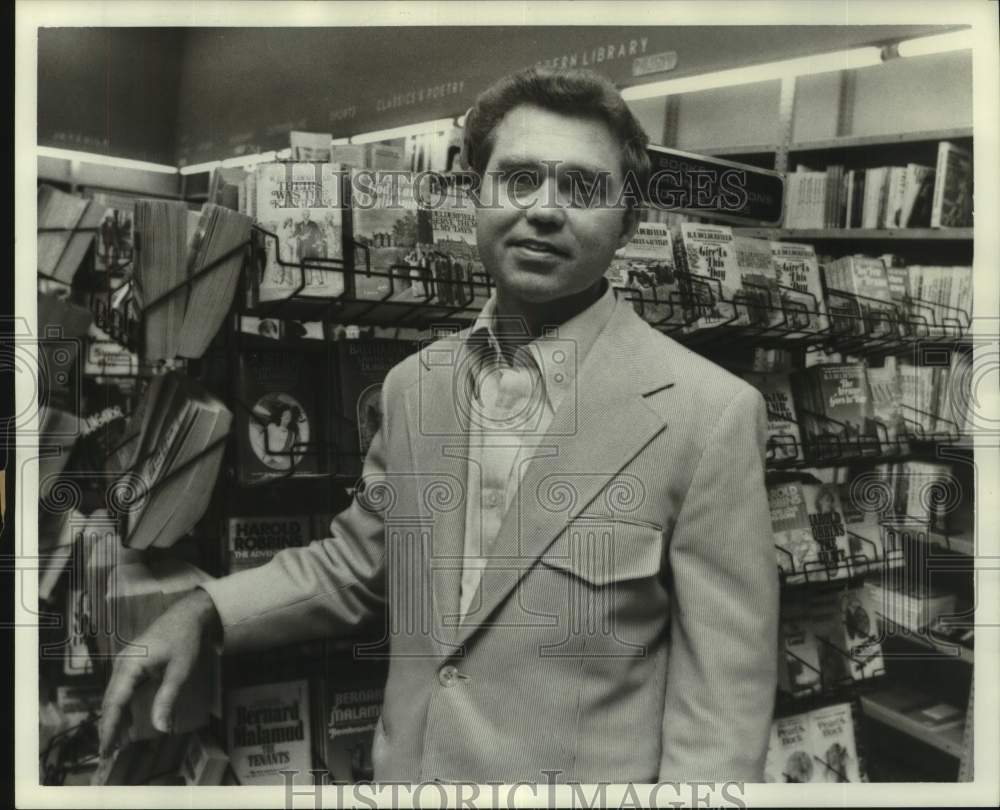 1977 Press Photo Billy Pierce of Siler&#39;s Bookstore, in New Orleans- Historic Images