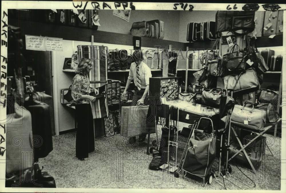 1979 Press Photo Rapp&#39;s Luggage and Gifts at the Plaza in Lake Forest - Historic Images