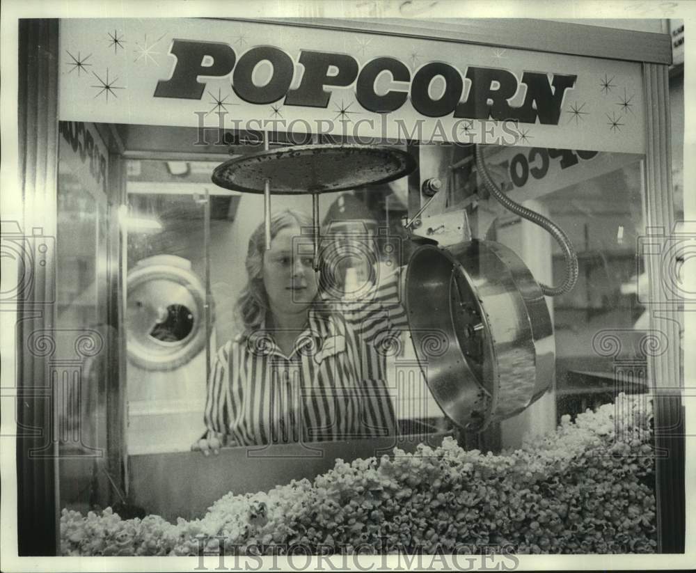 1975 Press Photo Employee makes popcorn at Lake Forest in Louisiana - Historic Images