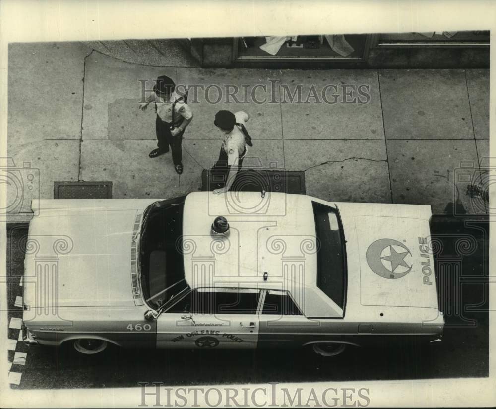 1966 Press Photo New Orleans police officers by their patrol cars- Historic Images