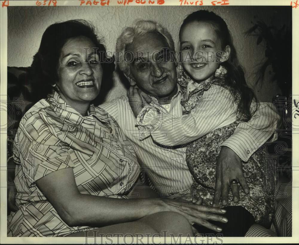 1980 Press Photo Missing child Marianna Ponce de Leon and grandparents, reunited- Historic Images