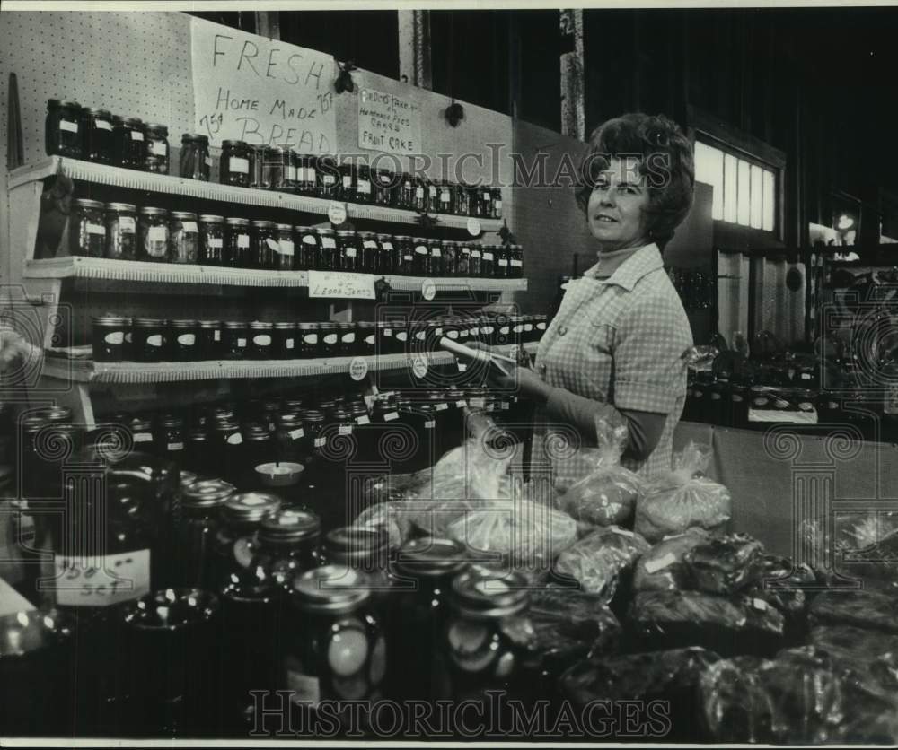 1984 Press Photo Woman shopping at Ponchato Country Market - noc03821
