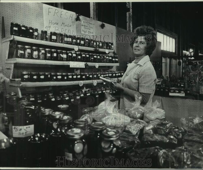 Load image into Gallery viewer, 1984 Press Photo Woman shopping at Ponchato Country Market - noc03821
