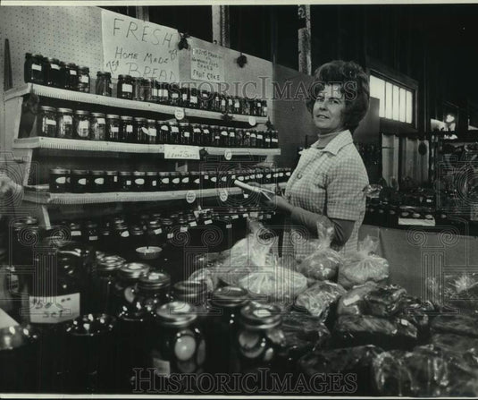 1984 Press Photo Woman shopping at Ponchato Country Market - noc03821