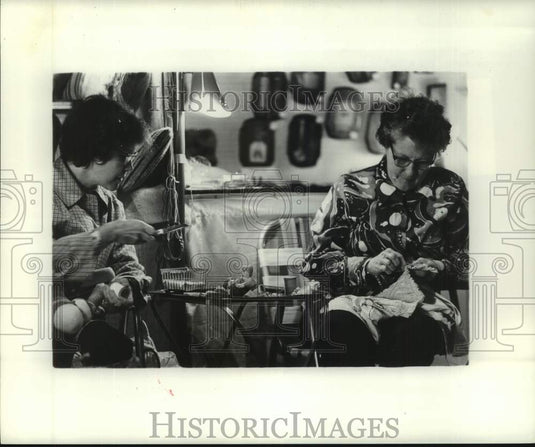 1984 Press Photo Women sewing at Ponchato Country Market - noc03826