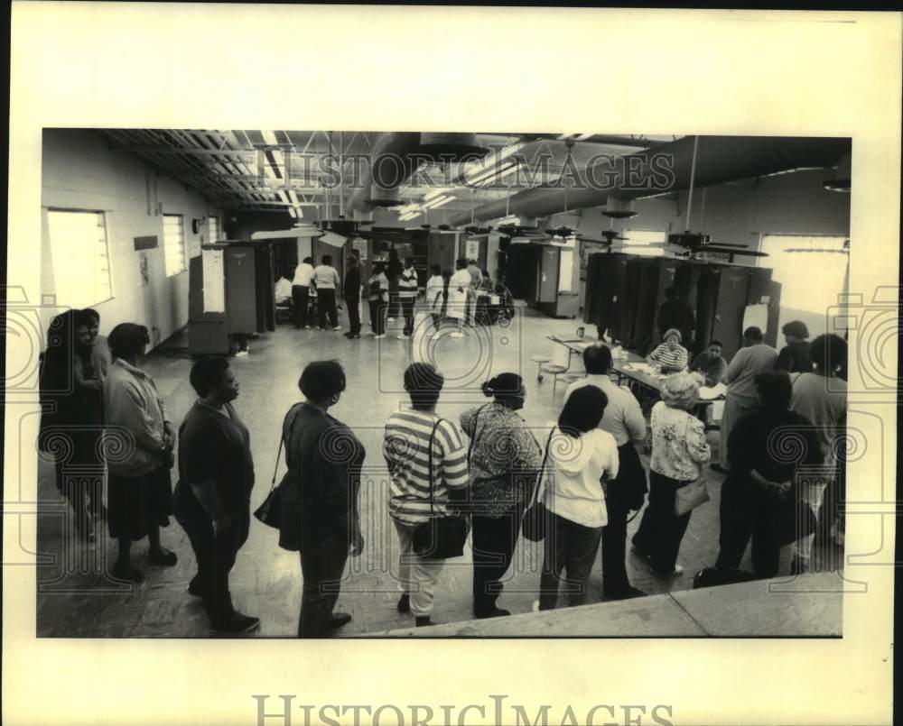 1992 Press Photo New Orleans Voters at McDonogh Number 40 School Wait in Line- Historic Images