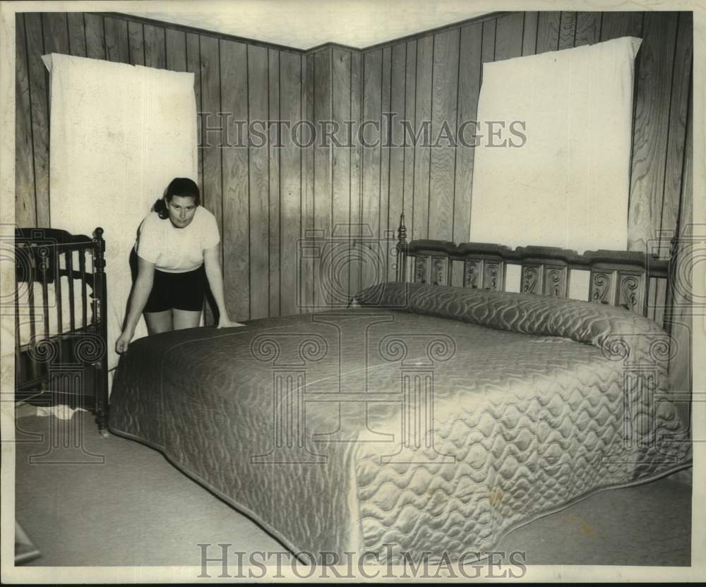 1970 Press Photo Mrs. Rene Cognevich dresses a bed in their new high-level home- Historic Images