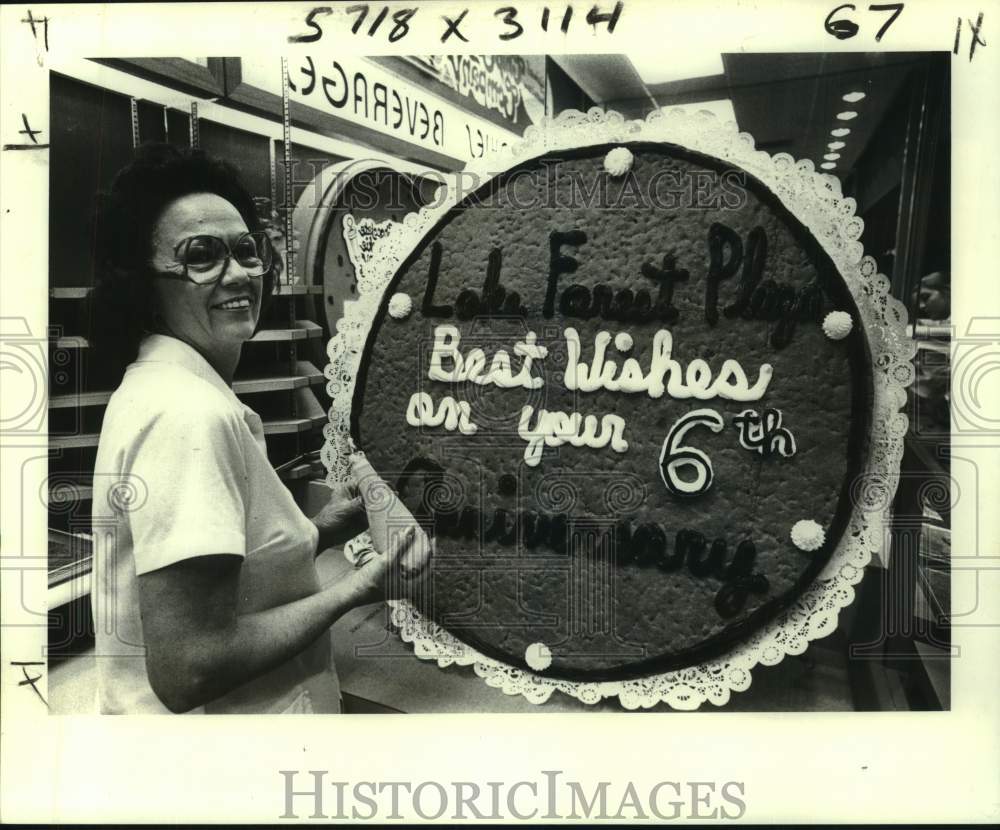 1980 Press Photo Reggie Helmer Decorates 6th Anniversary Cookie - Cookie Factory- Historic Images