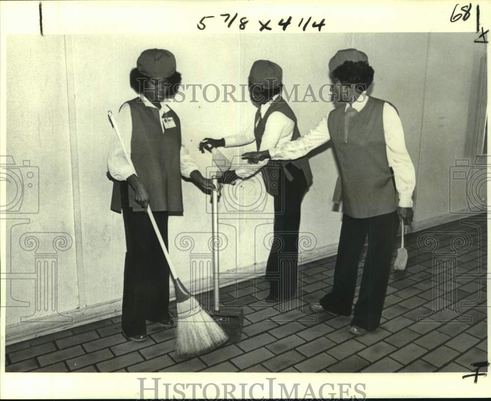 1979 Press Photo The Plaza - Maintenance Workers in Christmas Dress, New Orleans- Historic Images