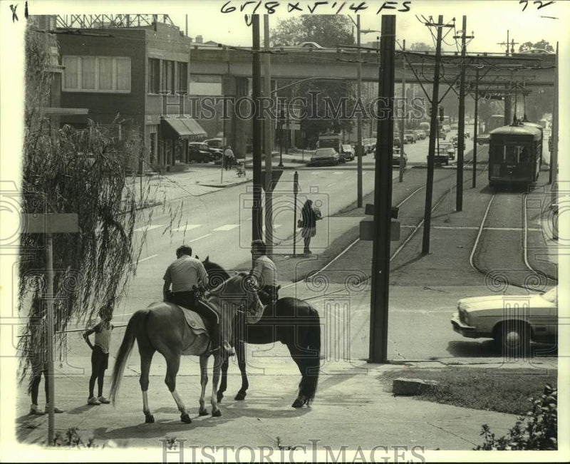 Load image into Gallery viewer, 1978 Press Photo New Orleans Mounted Patrolmen Chat with Kids Out of School
