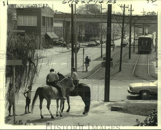 1978 Press Photo New Orleans Mounted Patrolmen Chat with Kids Out of School