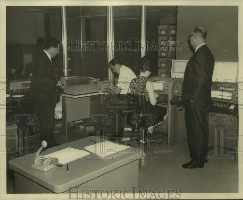 Load image into Gallery viewer, 1968 Press Photo New Orleans Police - Records Office, Administrative Building
