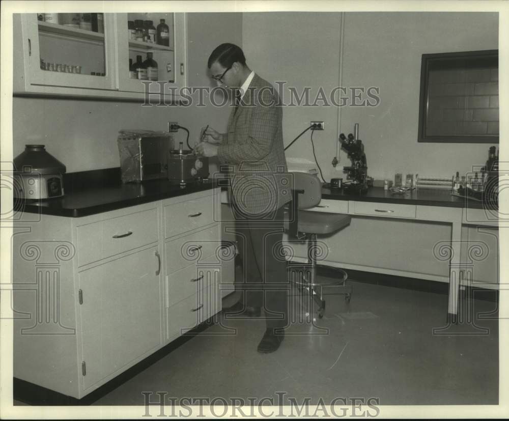 1968 Press Photo New Orleans Police Administrator in New Office - noc04056