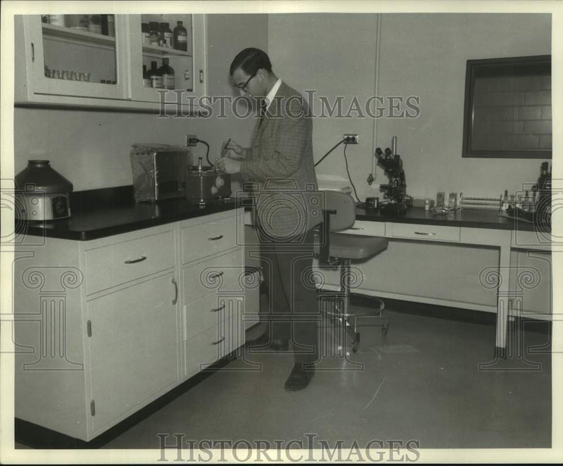 Load image into Gallery viewer, 1968 Press Photo New Orleans Police Administrator in New Office - noc04056
