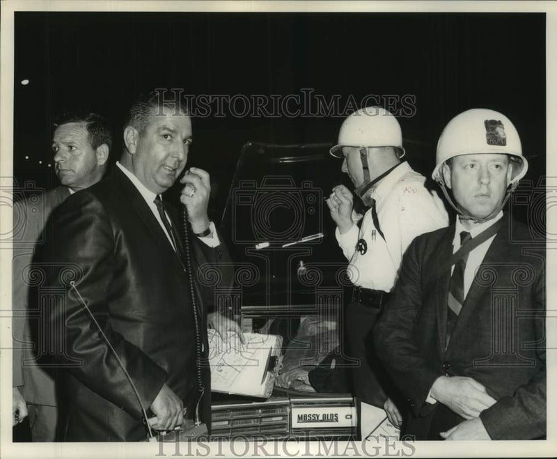 Load image into Gallery viewer, 1968 Press Photo New Orleans police officers monitor riots - noc04130
