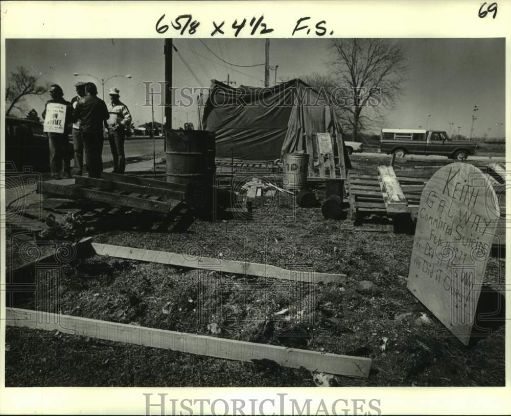 1979 Press Photo A crude plywood tombstone of a New Orleans policeman- Historic Images