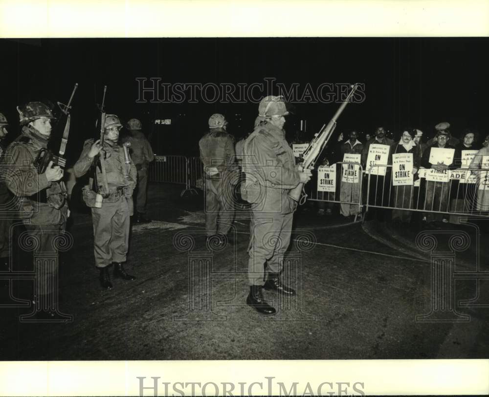 1979 Press Photo New Orleans Police Strike - National Guard and Strikers- Historic Images