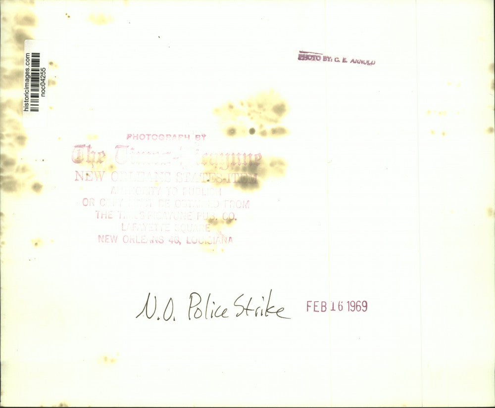 1969 Press Photo New Orleans Police Strike - Men with Equipment at Desk