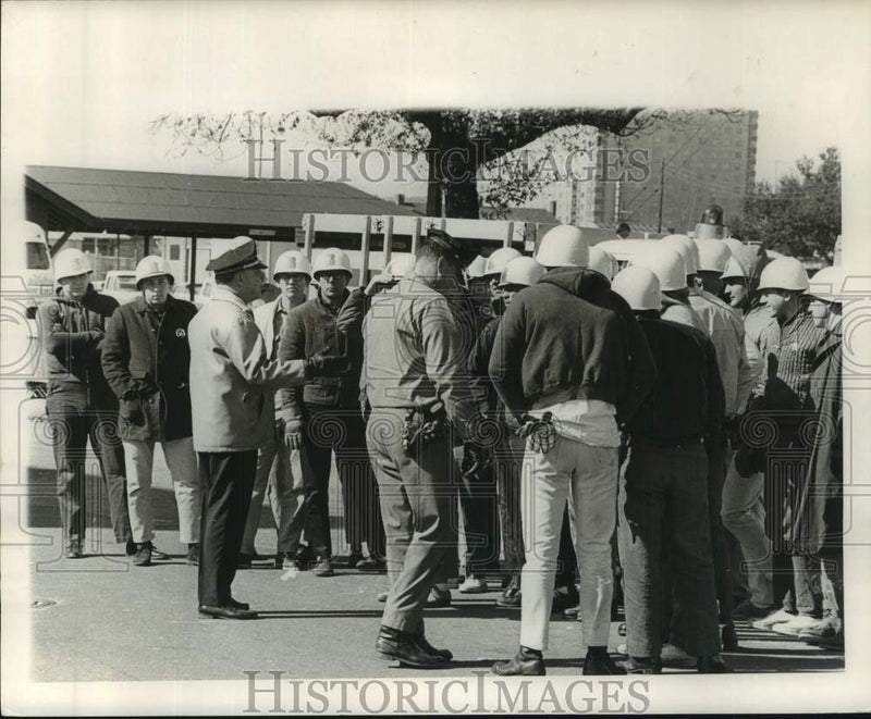 Load image into Gallery viewer, 1969 Press Photo New Orleans Police Strike - Strikers in Helmets - noc04256
