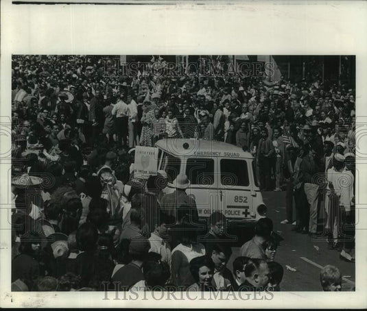1969 Press Photo New Orleans - Emergency Vehicle in Carnival Crowd- Historic Images