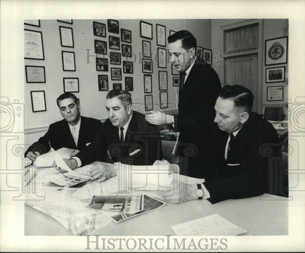 1964 Press Photo New Orleans Police Strike - Men with Photos- Historic Images