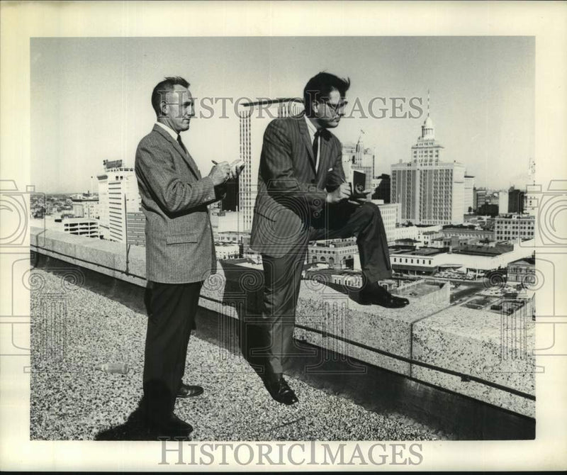 Load image into Gallery viewer, 1964 Press Photo New Orleans Police Strike - Men Take Notes - noc04270
