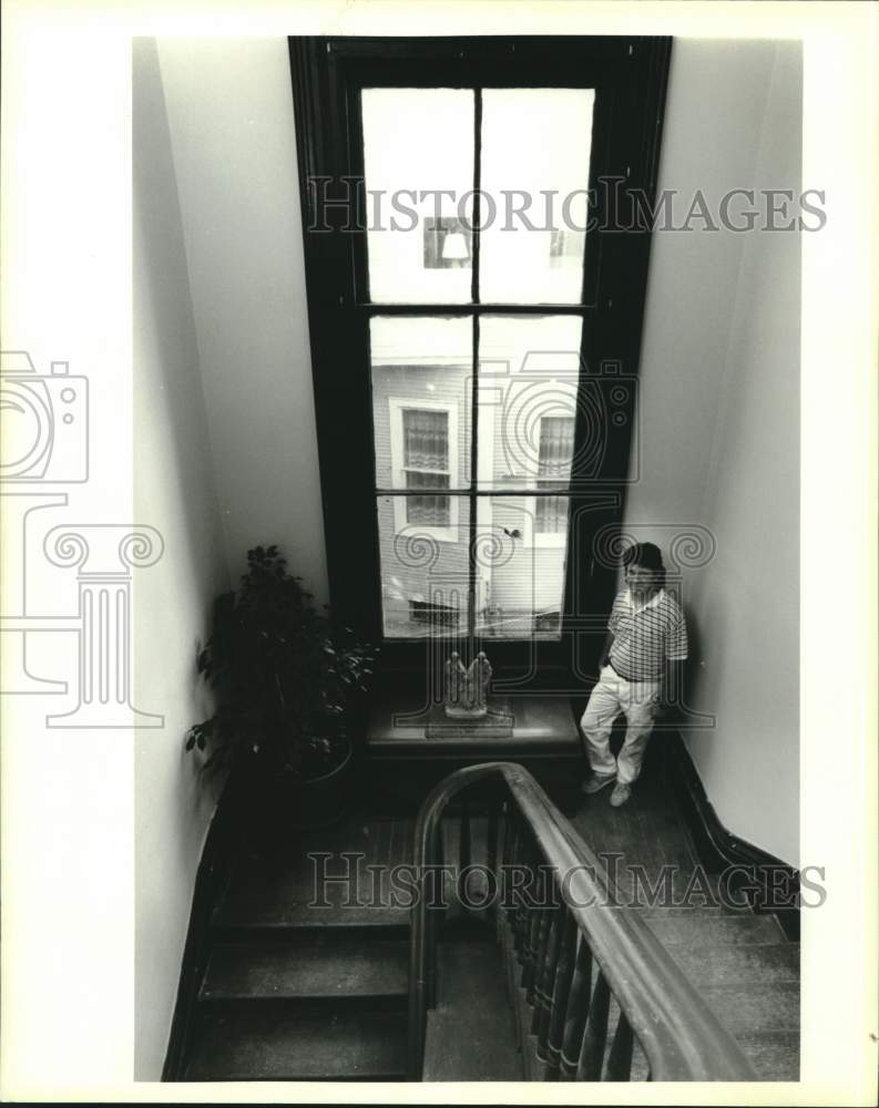 1994 Press Photo Al Parra supervising renovation in his house on Louisiana ave.- Historic Images