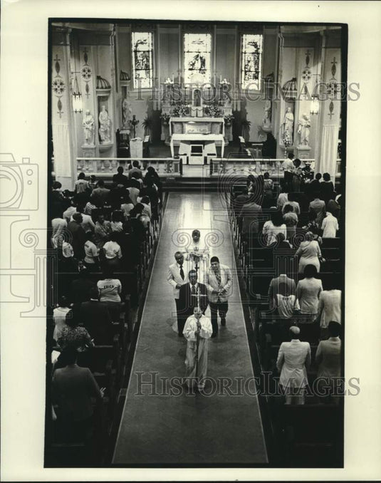 1981 Press Photo Pierre family Thanksgiving Mass, St. John the Baptist Church- Historic Images