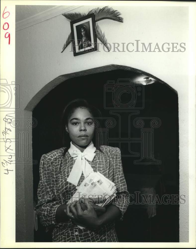 1989 Press Photo Rita Pierre of New Orleans, holds stack of mail to her chest - Historic Images