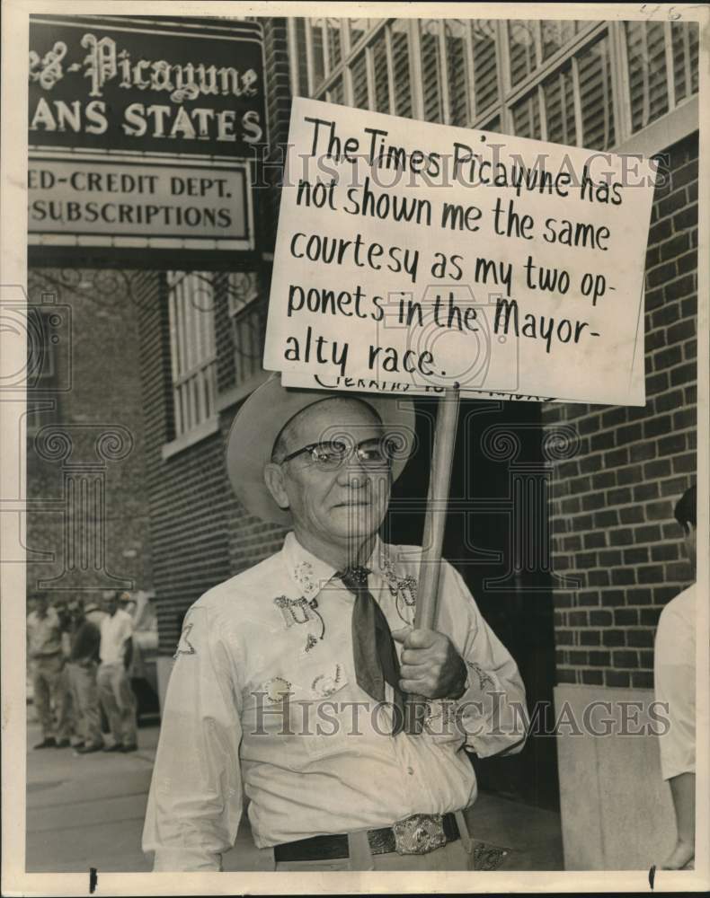 Load image into Gallery viewer, 1965 Press Photo Doris Perkins carrying a placard in front of The Times-Picayune
