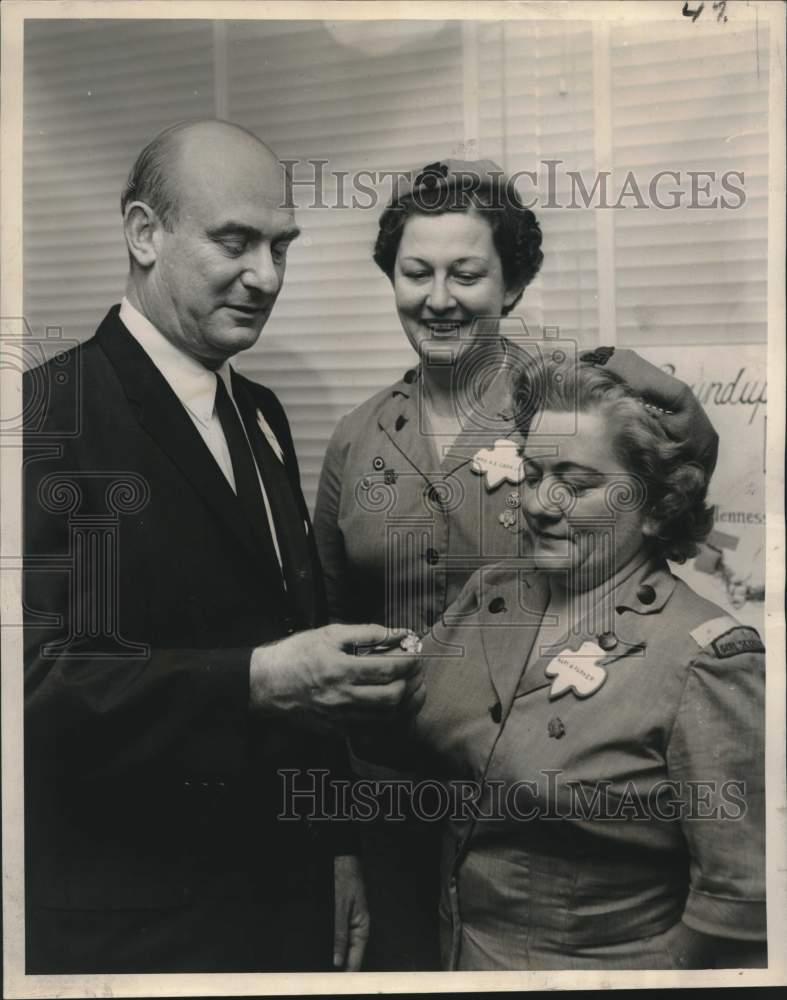 Load image into Gallery viewer, 1963 Press Photo Girl Scout Council-Mmes. A.E. Carr and John Parker, New Orleans
