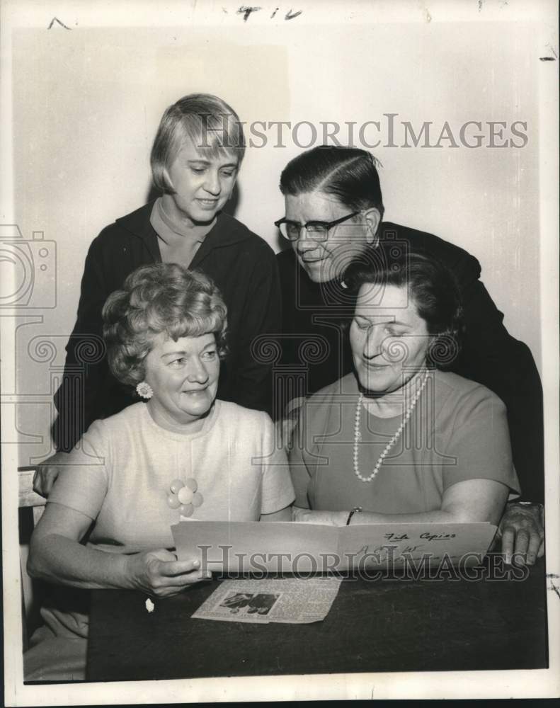 Load image into Gallery viewer, 1969 Press Photo Our Lady of Prompt Succor - Mrs. Quentin Quinette and Planners
