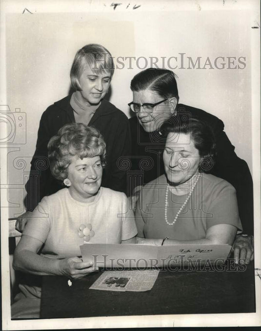 1969 Press Photo Our Lady of Prompt Succor - Mrs. Quentin Quinette and Planners