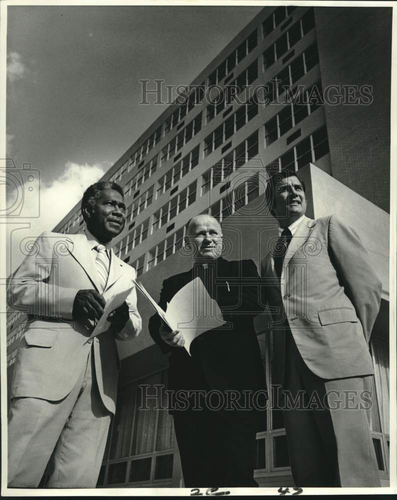 1972 Press Photo Christopher Homes executives stand outside new apartments- Historic Images