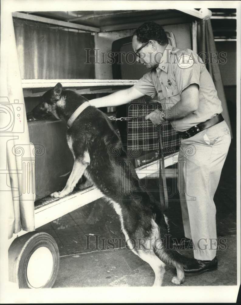 1973 Press Photo Jefferson Parish Sheriff Deputy Paul Perret and Dog- Historic Images