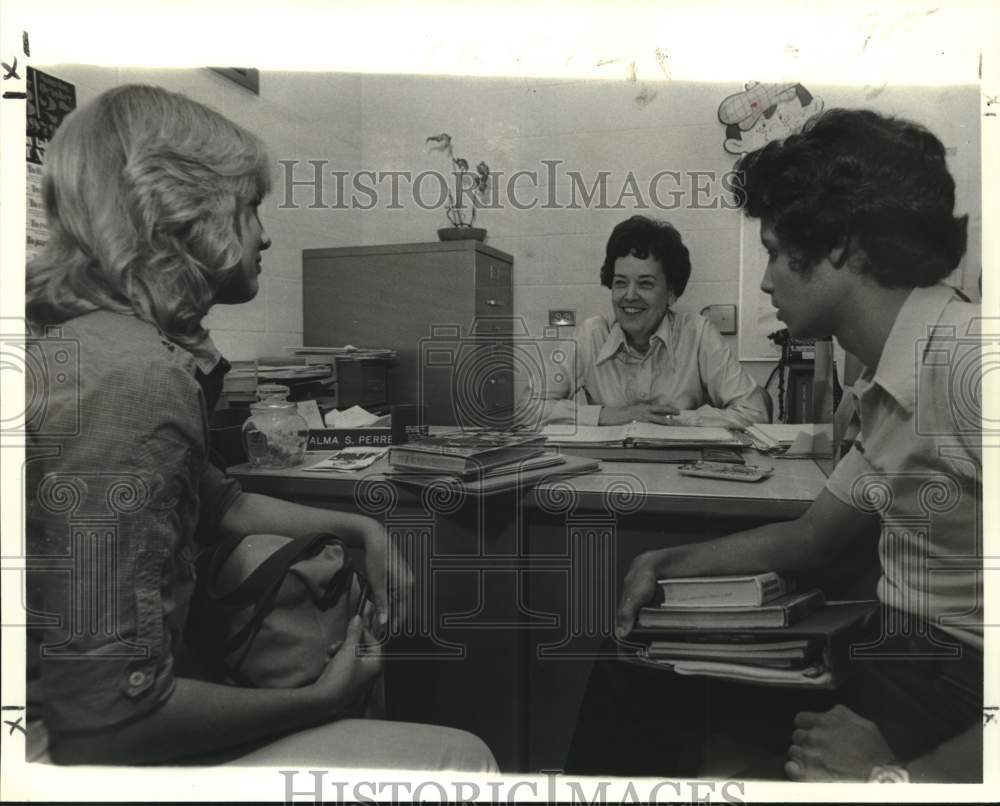 1979 Press Photo John F. Kennedy High School Counselor Alma Perret with students- Historic Images