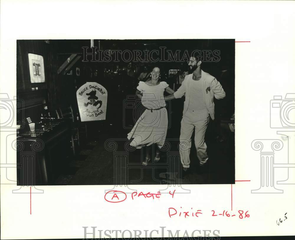 1986 Press Photo Two-stepper Perret shuffles across the floor at the Maple Leaf- Historic Images